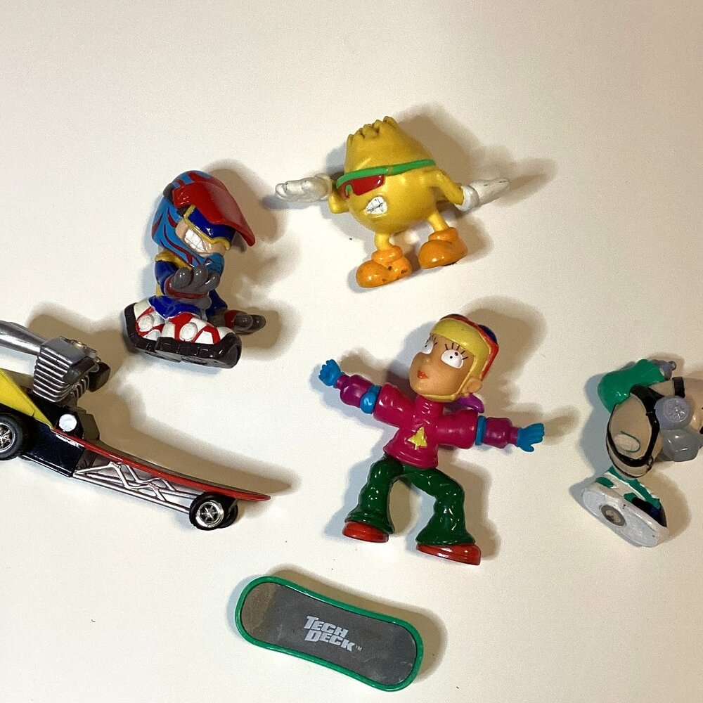 Tech Deck Blast Board Skateboards & 4 Magnetic Figures Toys Collectable